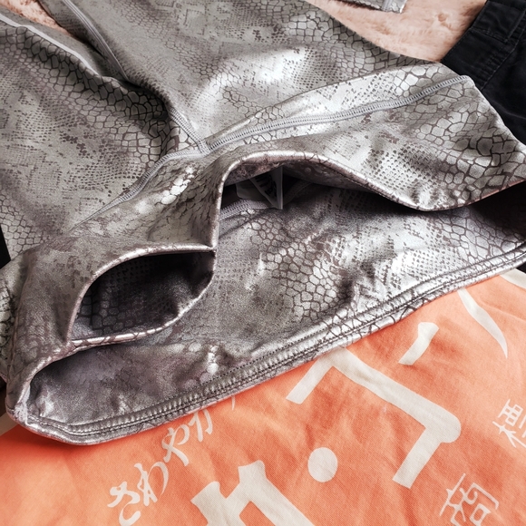 WILD🐺PRINT LEGGINGS - Picture 5 of 12